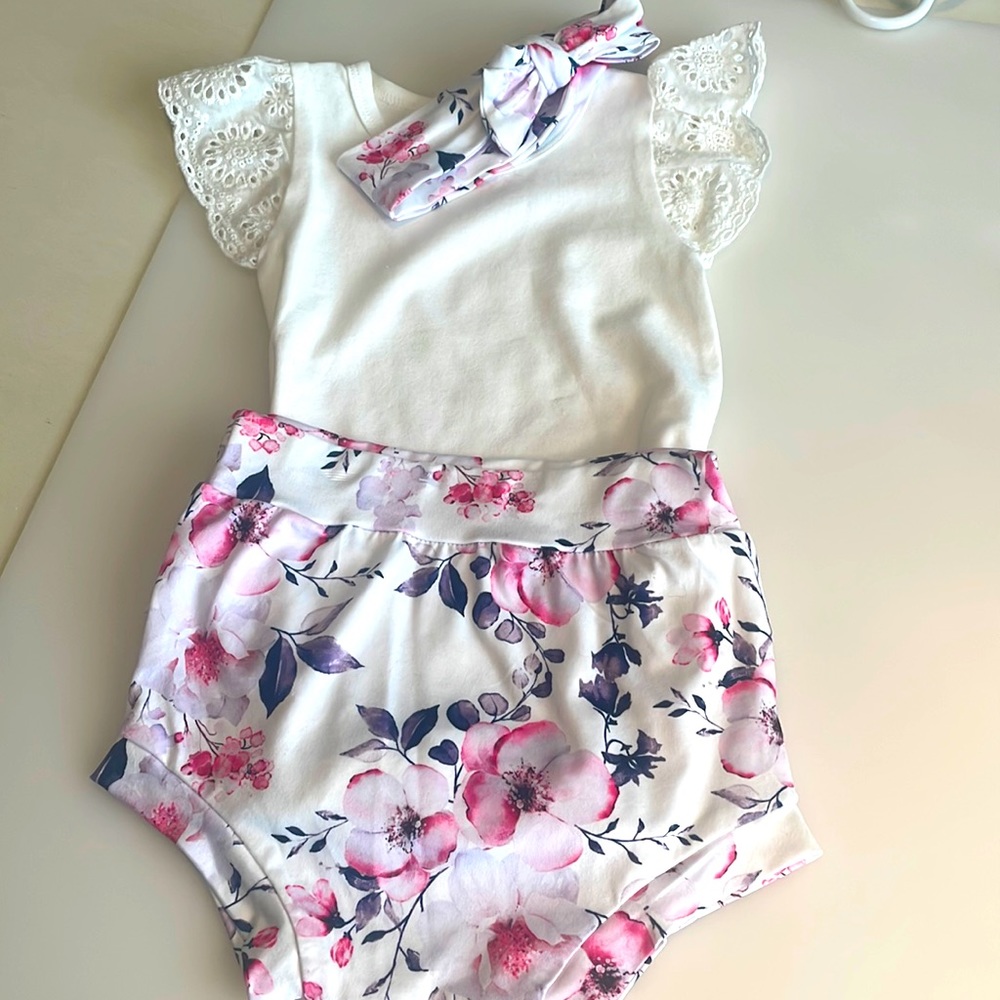 NWOT 3 Piece Floral Set with headband Size 24 months k
